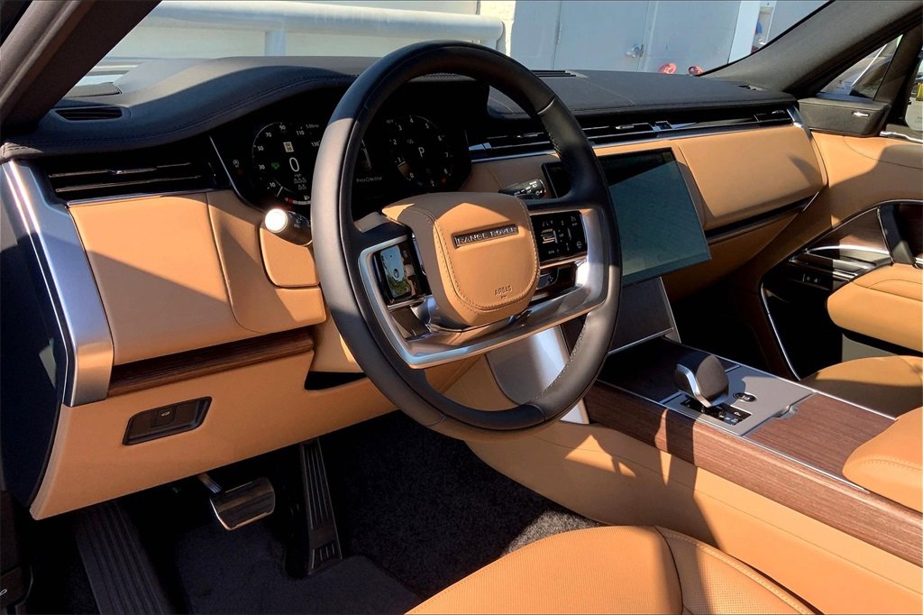 2025 Land Rover Range Rover SE photo 4