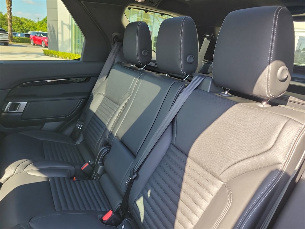 2025 Land Rover Discovery S photo 14