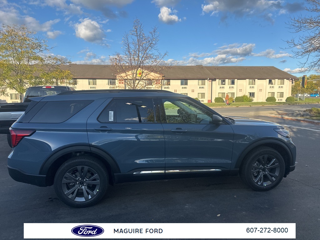 2025 Ford Explorer photo 2