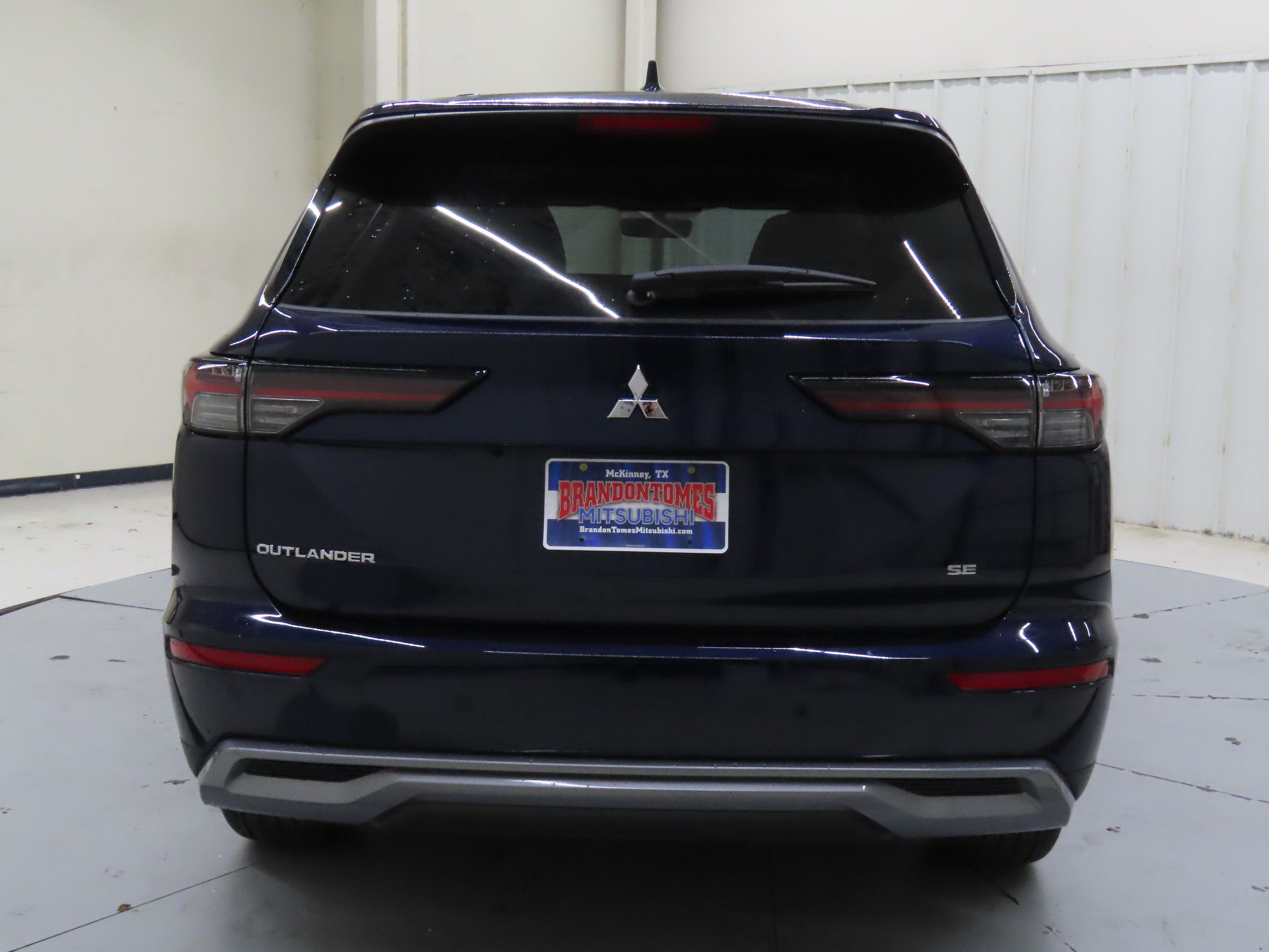 2025 Mitsubishi Outlander SE photo 3