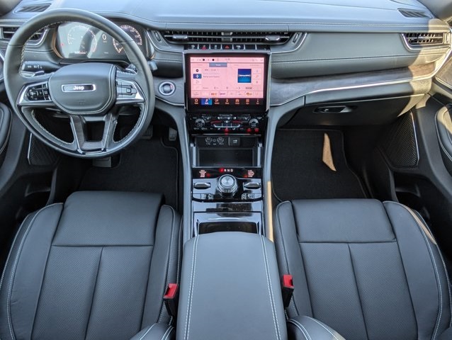 2025 Jeep Grand Cherokee Overland photo 3