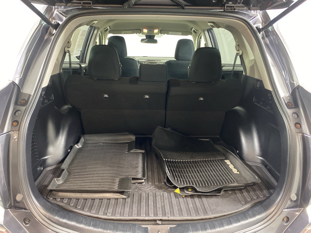 2018 Toyota RAV4 LE photo 8