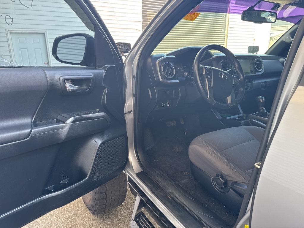 2016 Toyota Tacoma TRD Sport photo 4