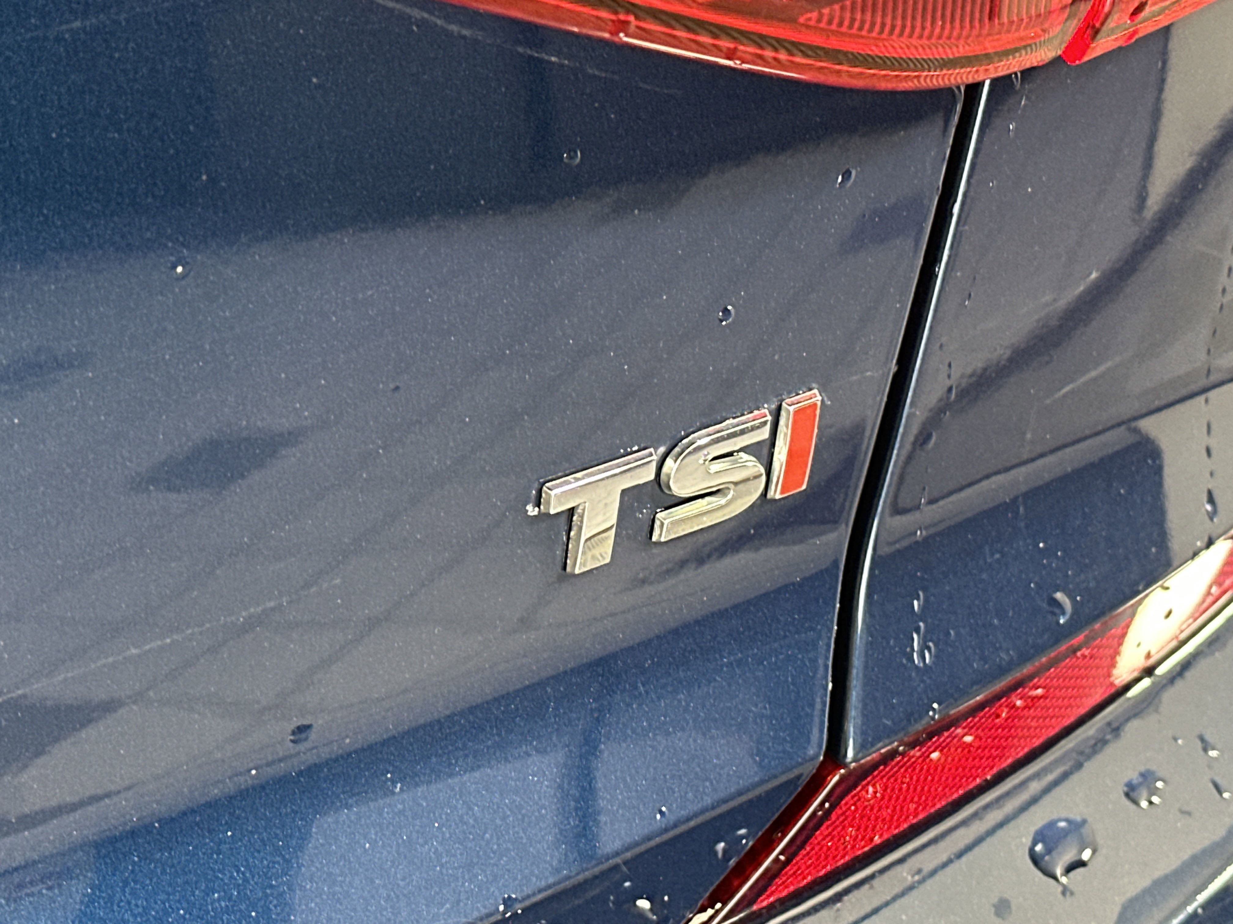 2019 Volkswagen Passat 2.0T Wolfsburg Edition photo 2