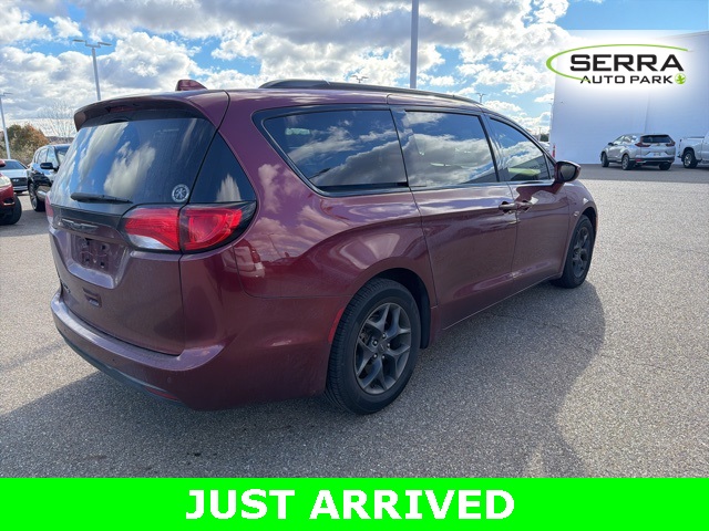 2018 Chrysler Pacifica Touring L photo 3