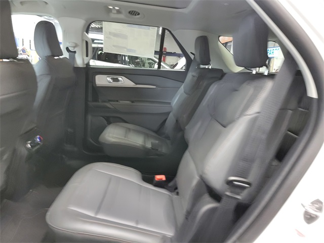 2025 Ford Explorer photo 14