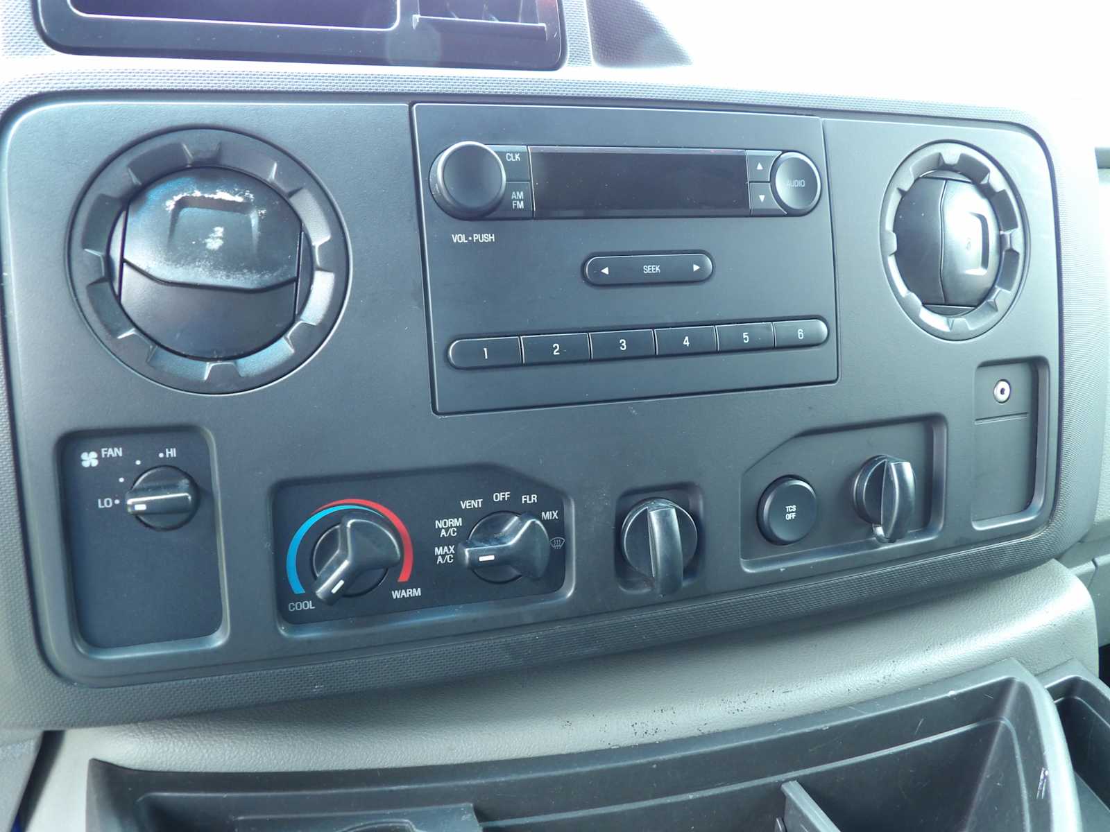 2014 Ford E-150 photo 21