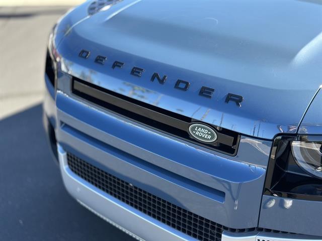 2025 Land Rover Defender 110 S photo 4