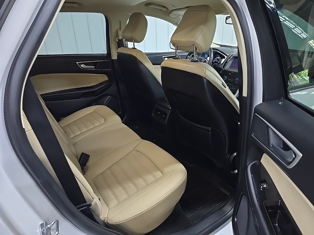 2020 Ford Edge SEL photo 17