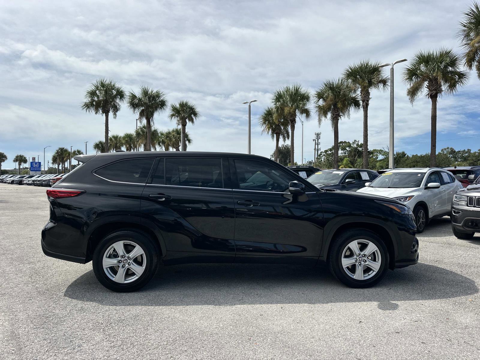 2022 Toyota Highlander LE photo 2