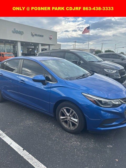 2017 Chevrolet Cruze LT photo 2