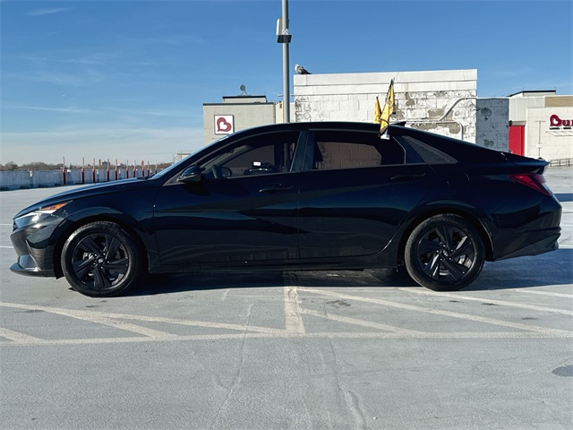 2021 Hyundai Elantra SEL photo 3