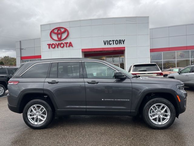 2025 Jeep Grand Cherokee Laredo photo 3