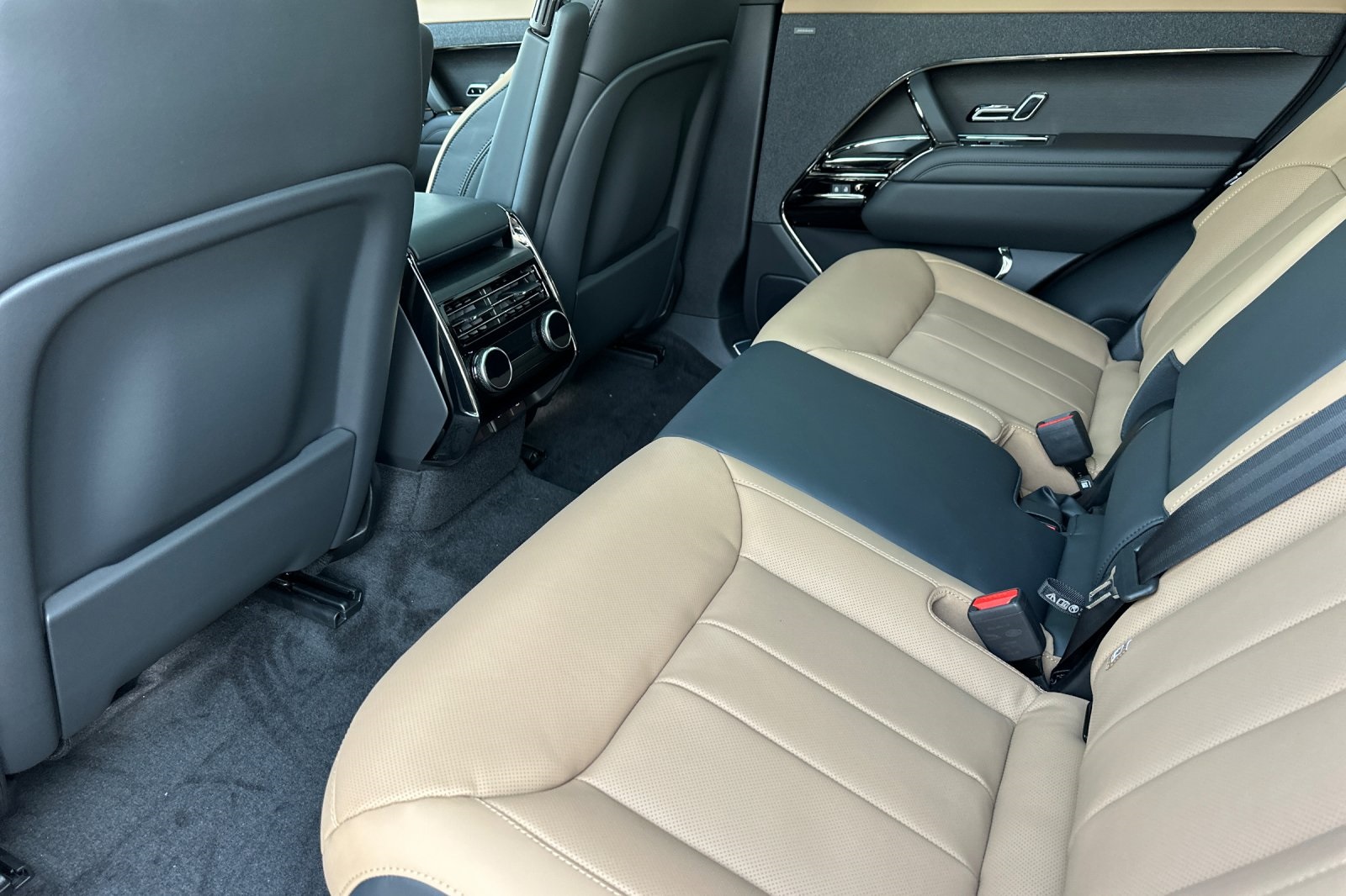 2025 Land Rover Range Rover Sport SE photo 12