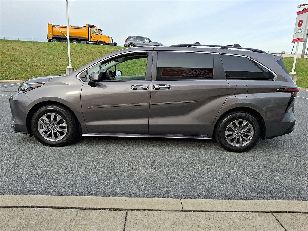 2024 Toyota Sienna XLE photo 3