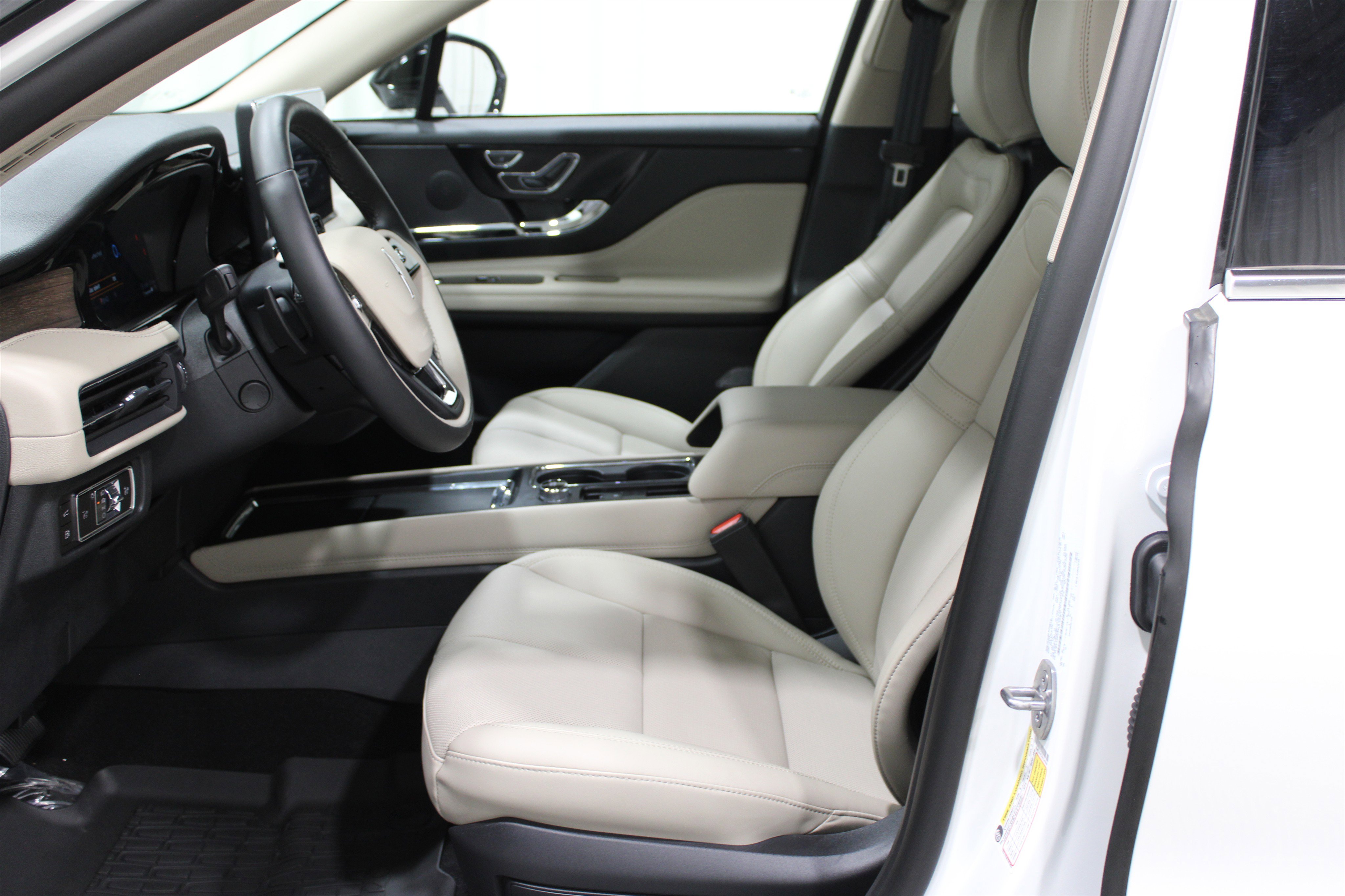 2025 Lincoln Corsair Grand Touring photo 3