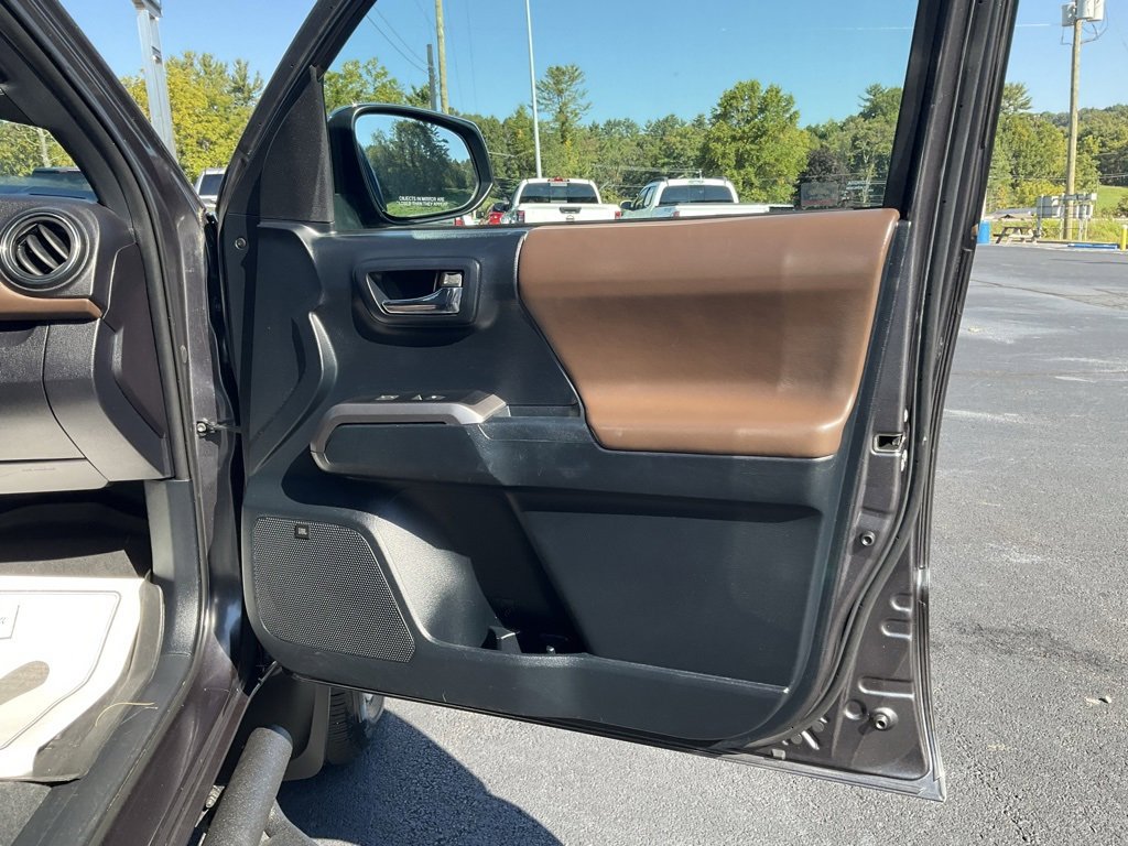 2016 Toyota Tacoma Limited photo 18