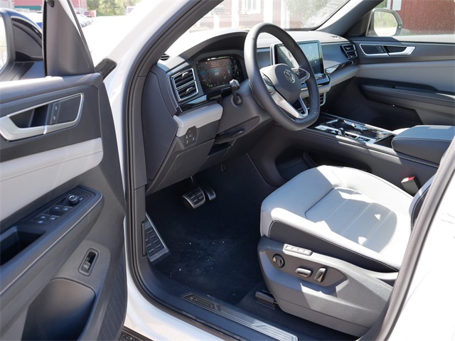 2025 Volkswagen Atlas Cross Sport SEL R-Line photo 3