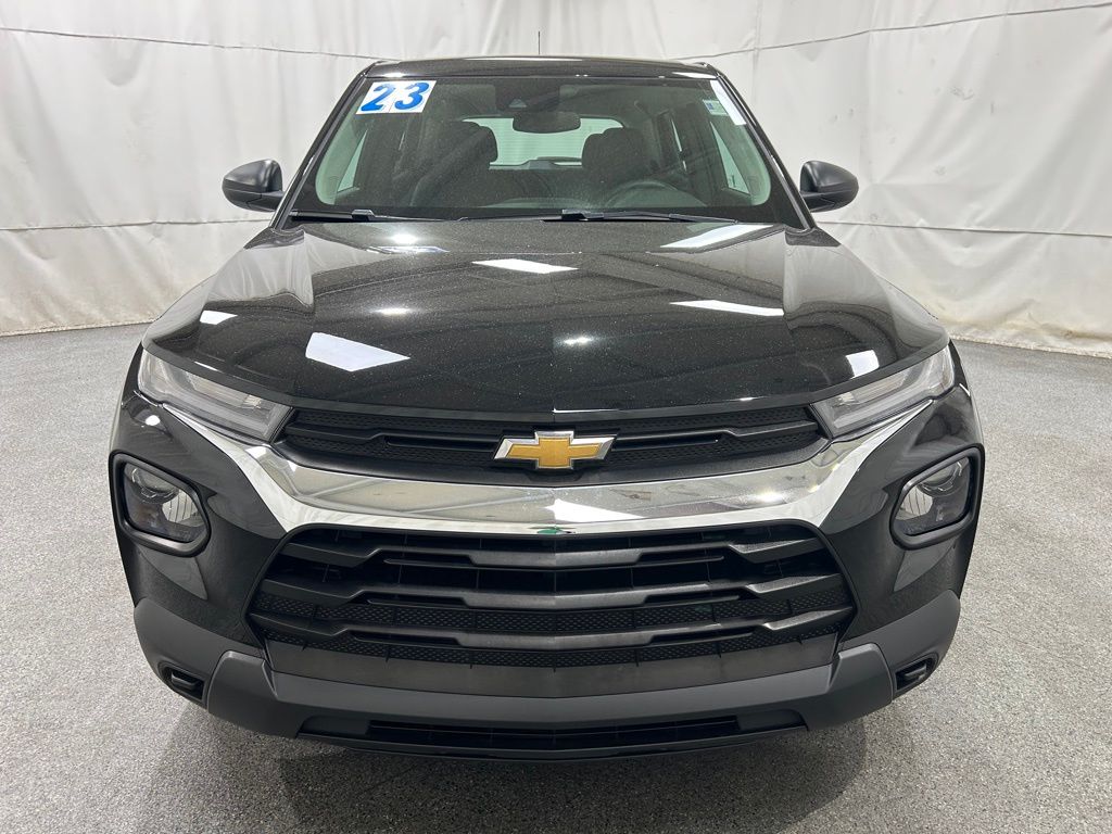 2023 Chevrolet Trailblazer LS photo 2