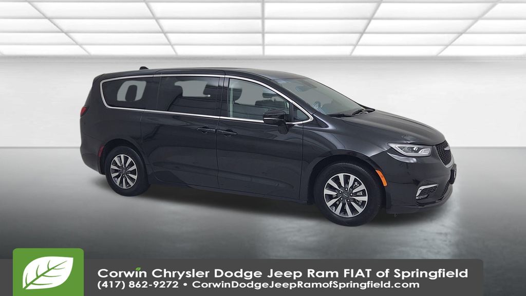 2024 Chrysler Pacifica Hybrid photo 2