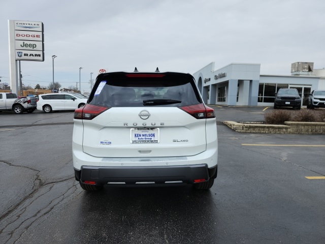 2025 Nissan Rogue SL photo 3