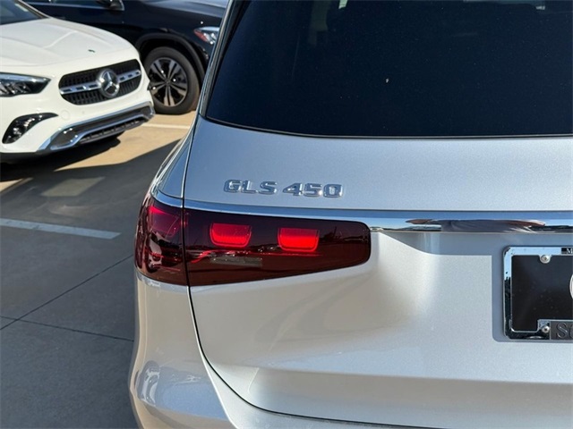 2026 Mercedes Benz GLS 450 4MATIC photo 4