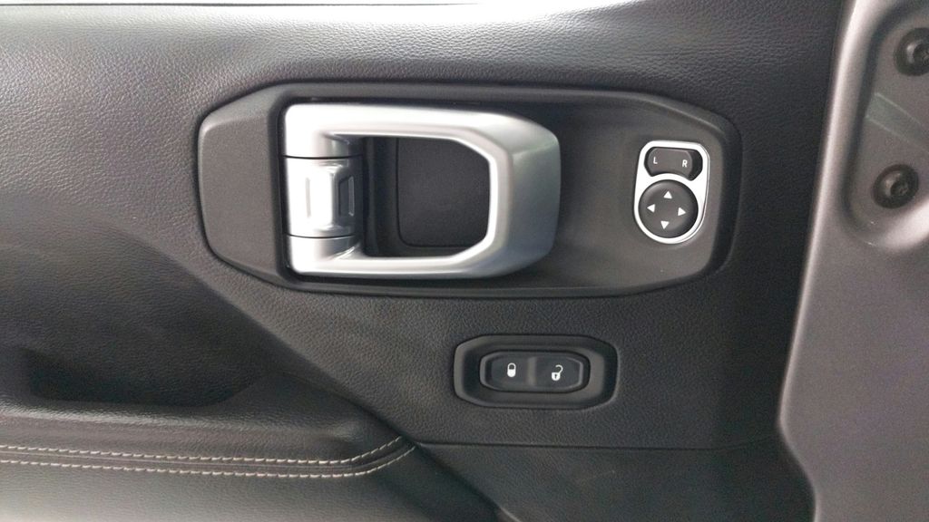 Used 2020 Silver Jeep Unlimited Sahara image 22