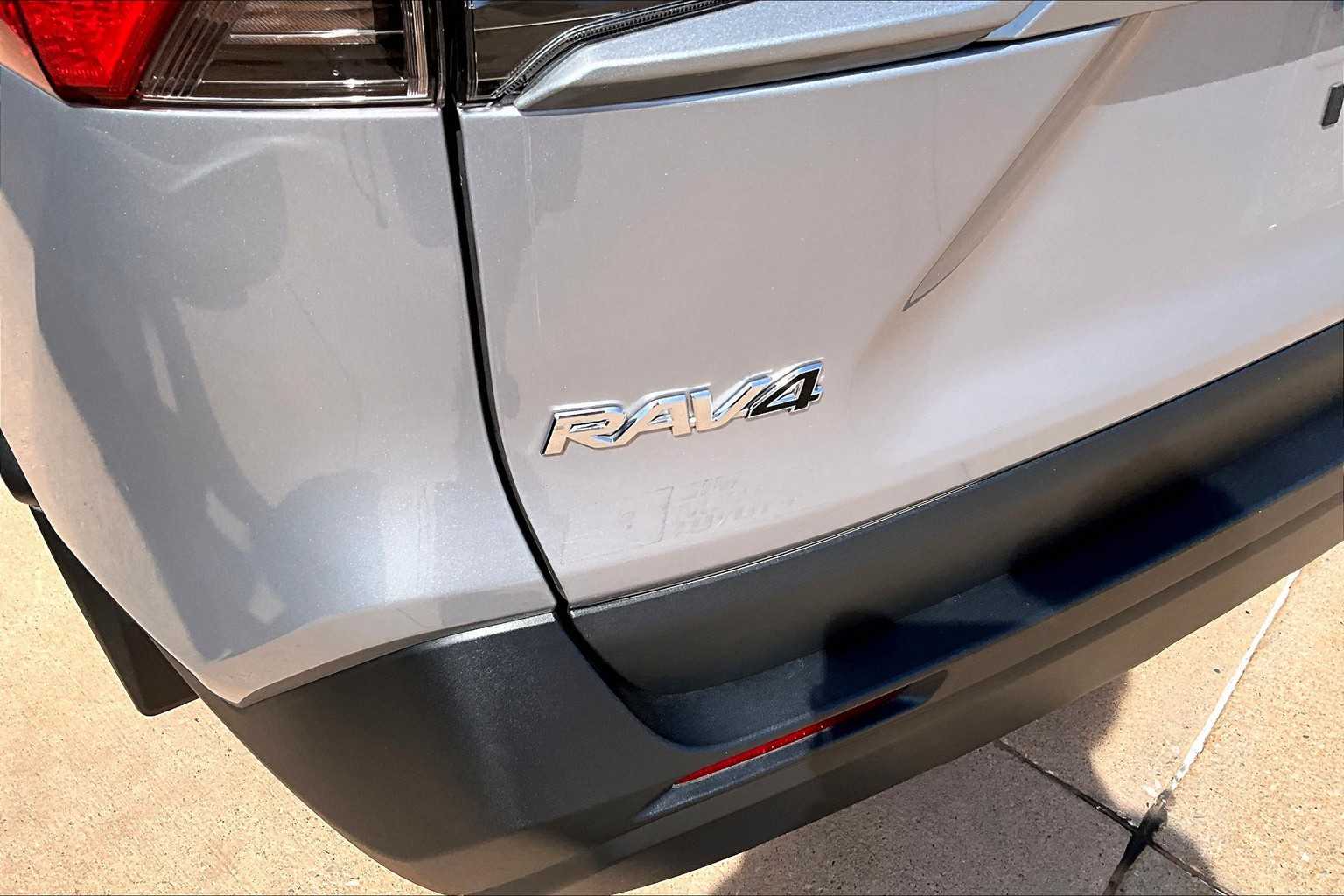 2023 Toyota RAV4 XLE photo 24