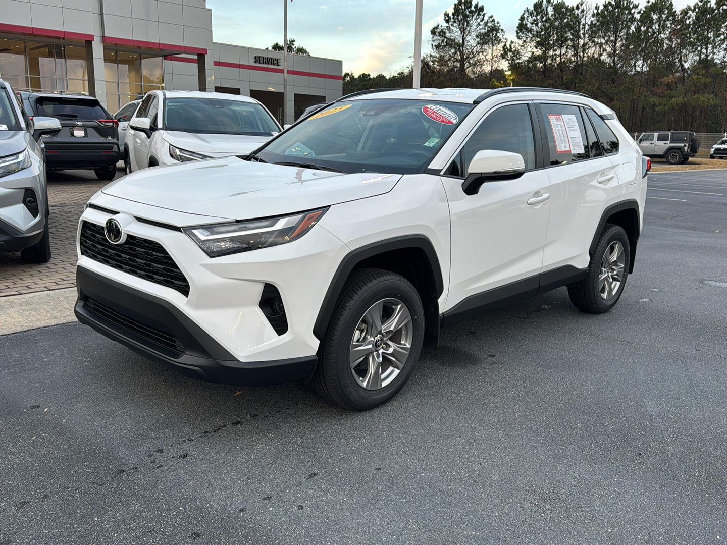 2025 Toyota RAV4 XLE's photo
