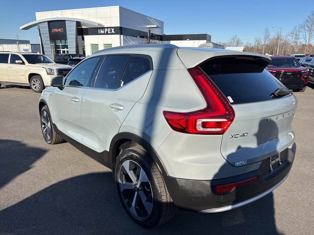2025 Volvo XC40 Core photo 3