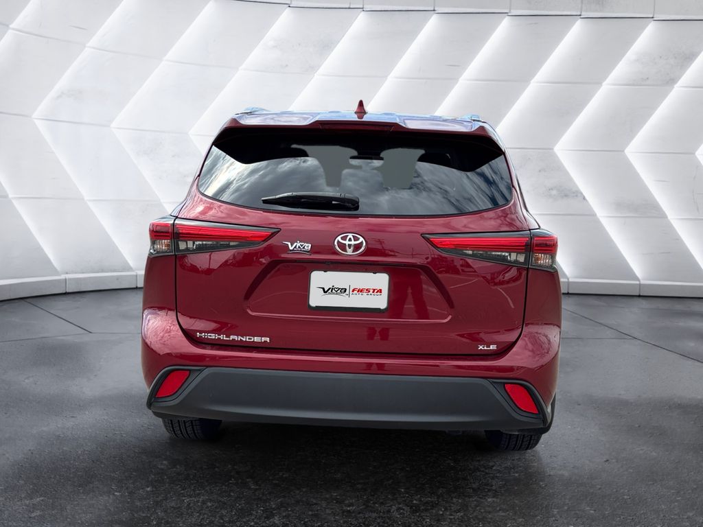 2021 Toyota Highlander XLE photo 3