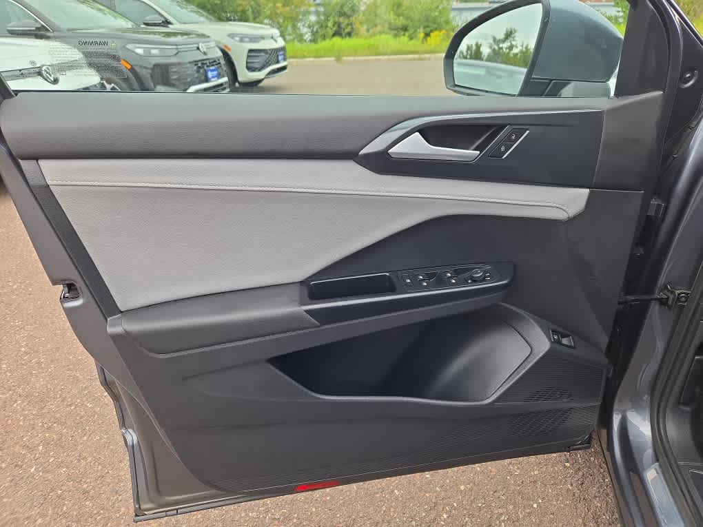 2022 Volkswagen Taos SEL photo 9