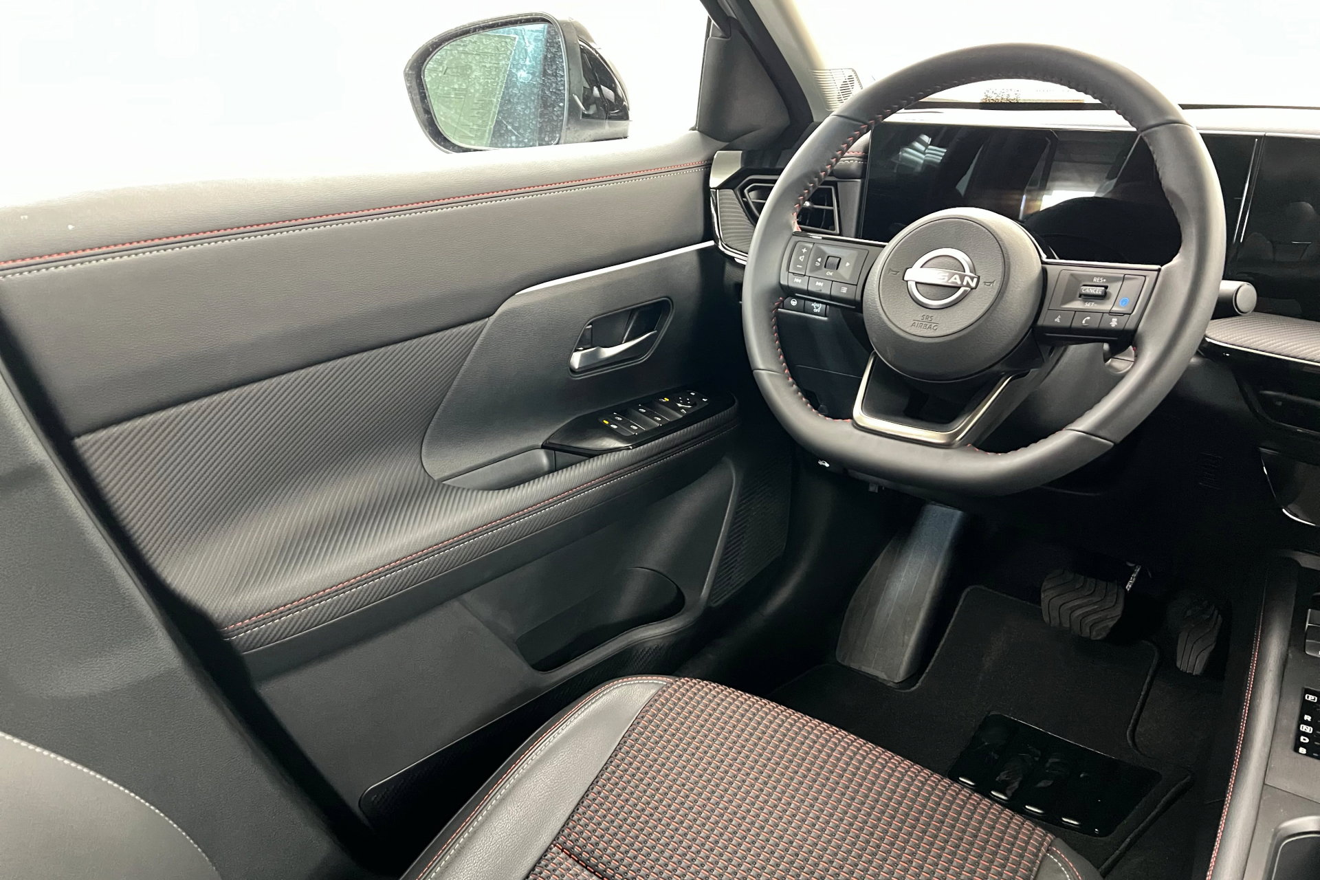 2025 Nissan Kicks SR photo 8