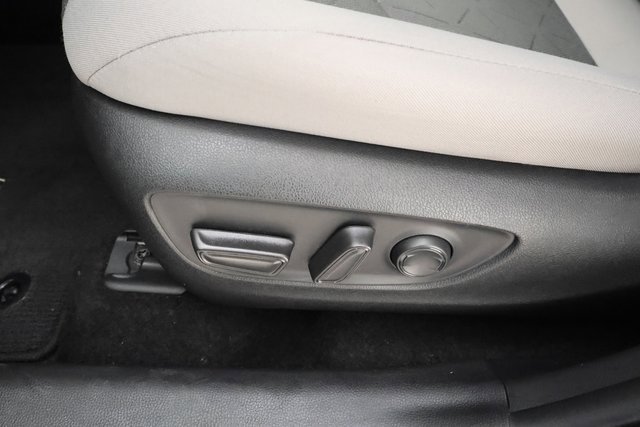 2022 Toyota RAV4 Hybrid XLE photo 8