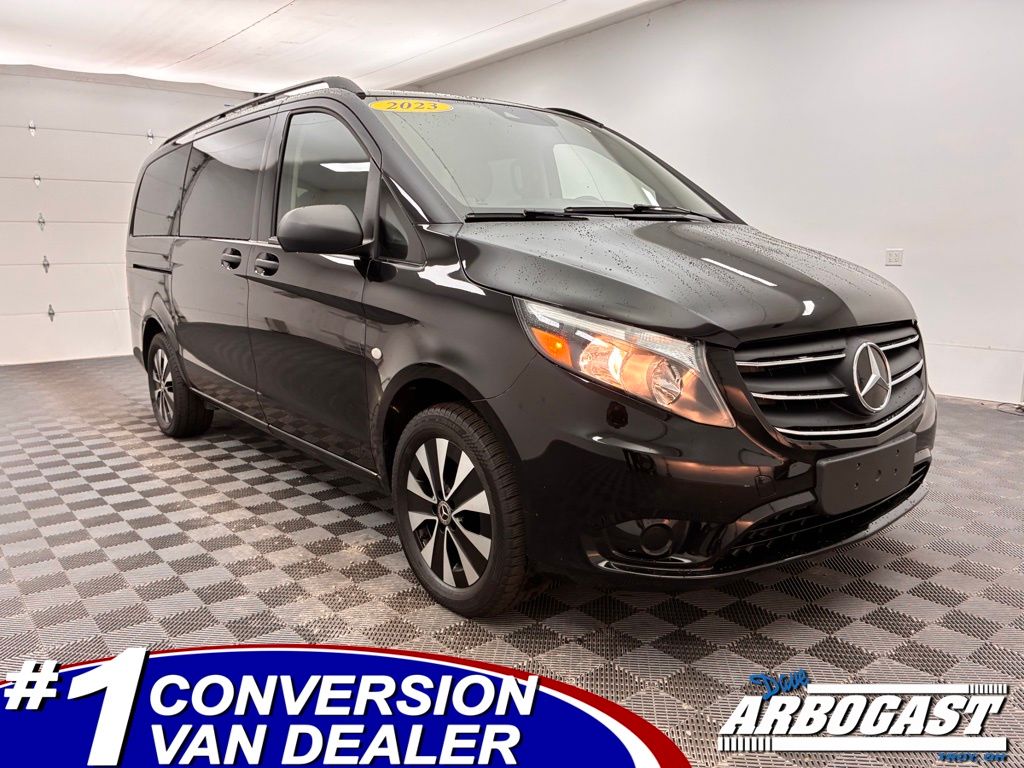2023 Mercedes-Benz Metris Passenger Van Base's photo