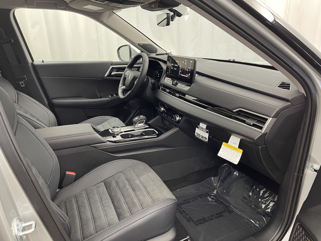 2025 Mitsubishi Outlander SE photo 25