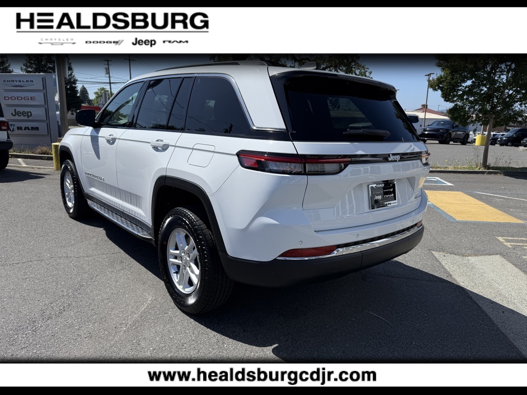 2025 Jeep Grand Cherokee Laredo photo 2