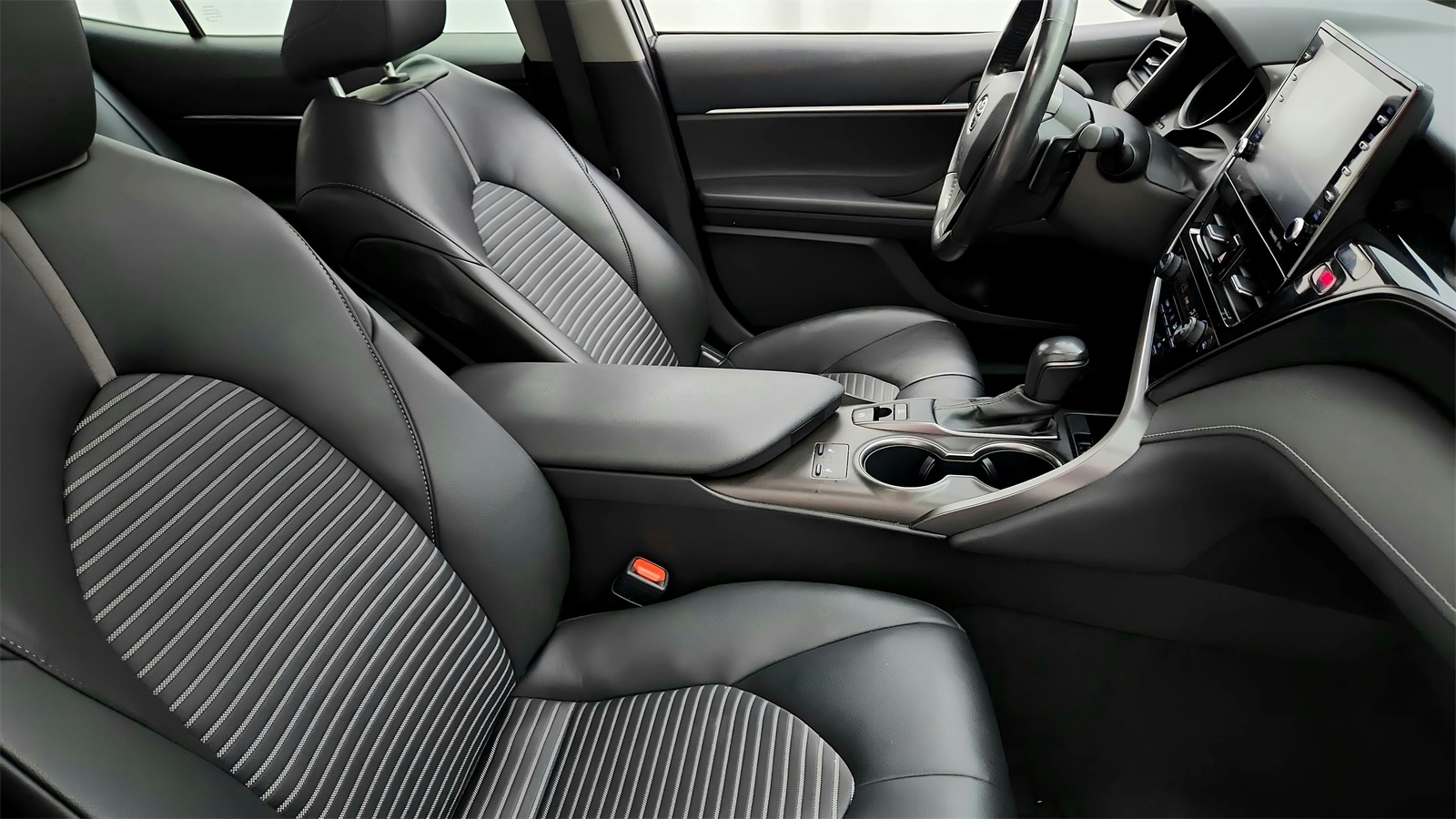 2022 Toyota Camry SE photo 37