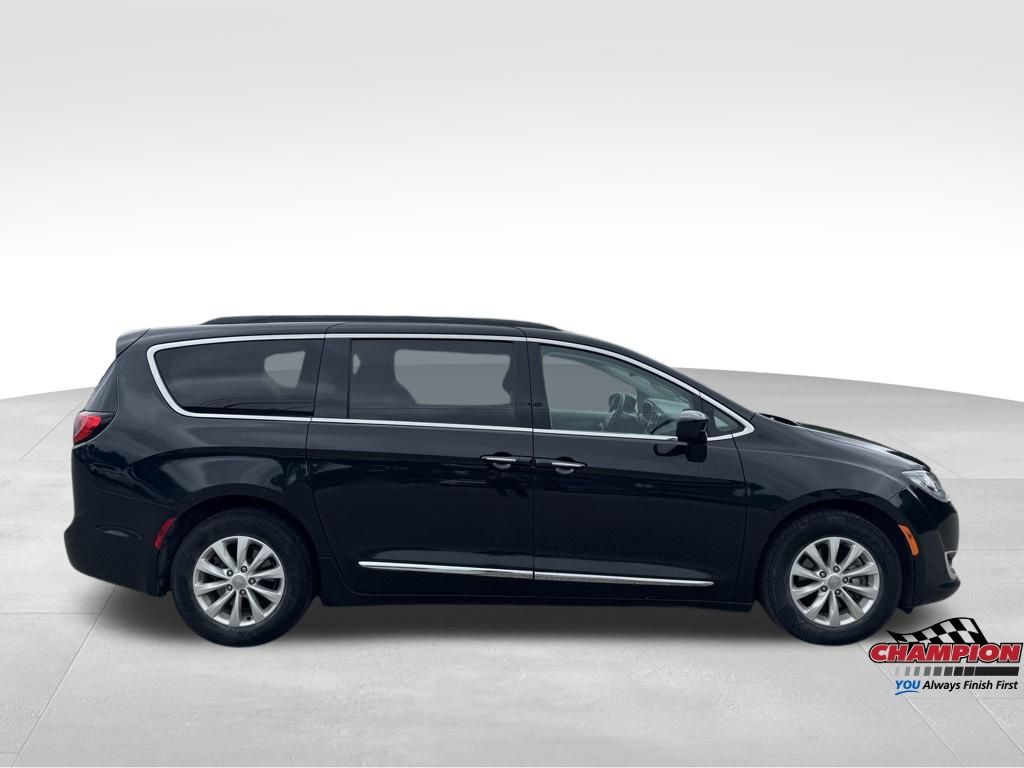 2017 Chrysler Pacifica Touring L photo 6