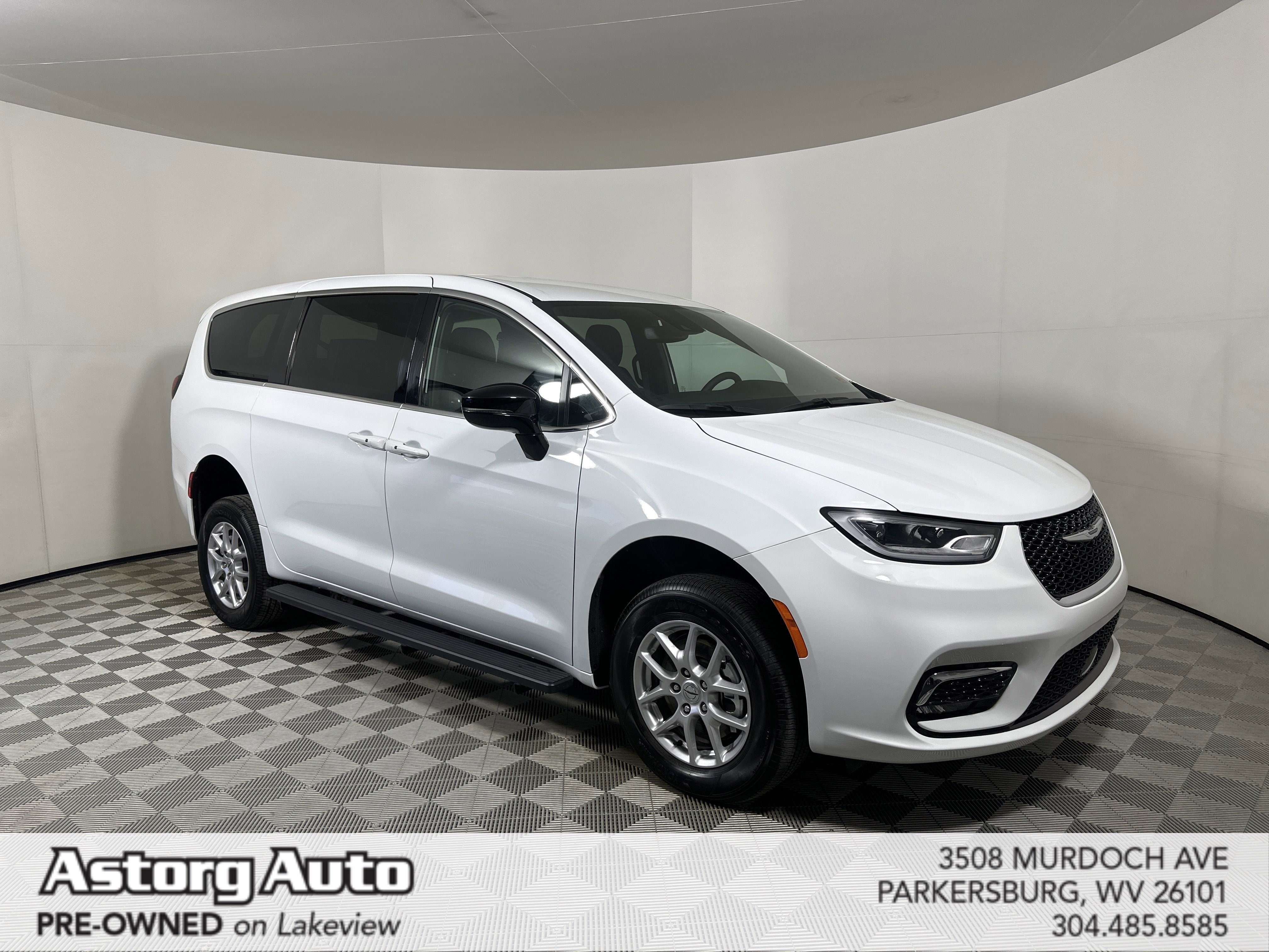 2024 Chrysler Pacifica Touring's photo