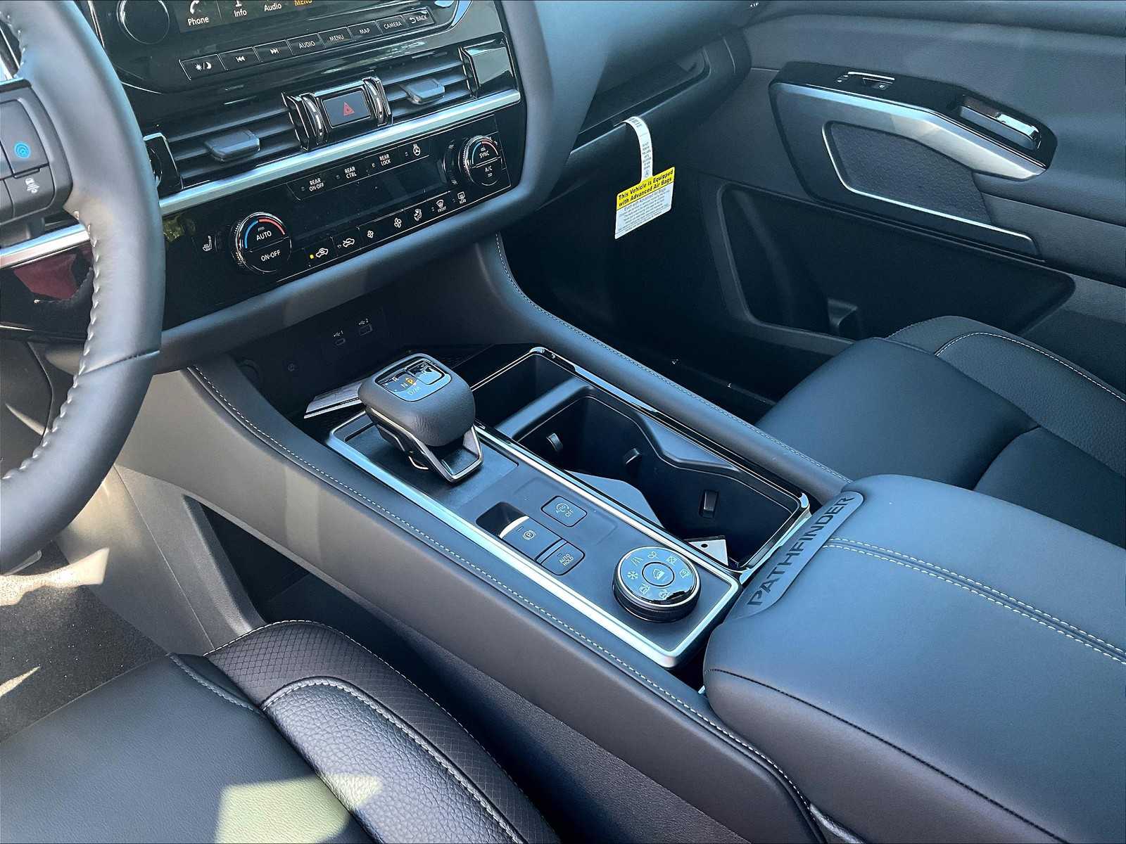 2025 Nissan Pathfinder SL photo 12