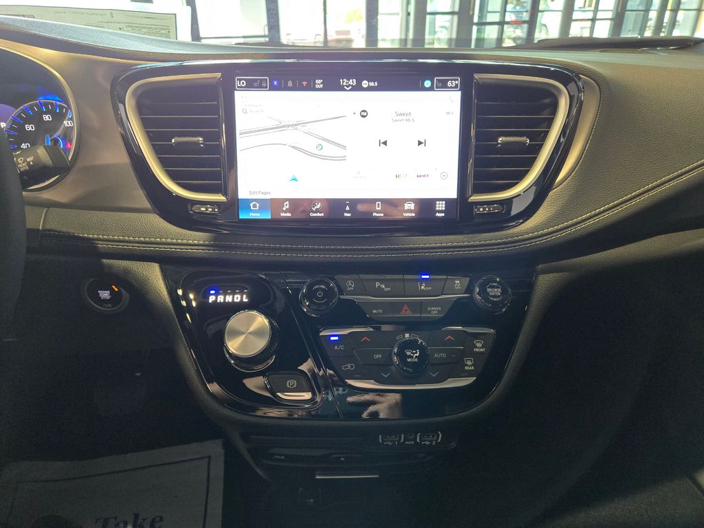 2025 Chrysler Pacifica photo 16