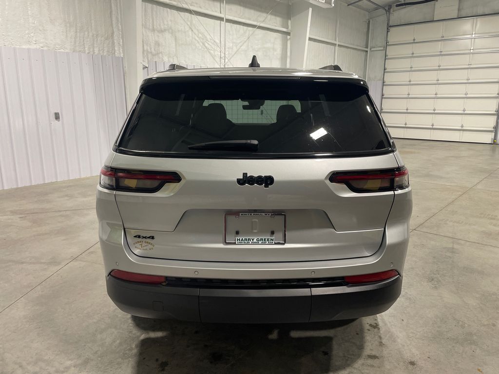 2025 Jeep Grand Cherokee Altitude photo 2