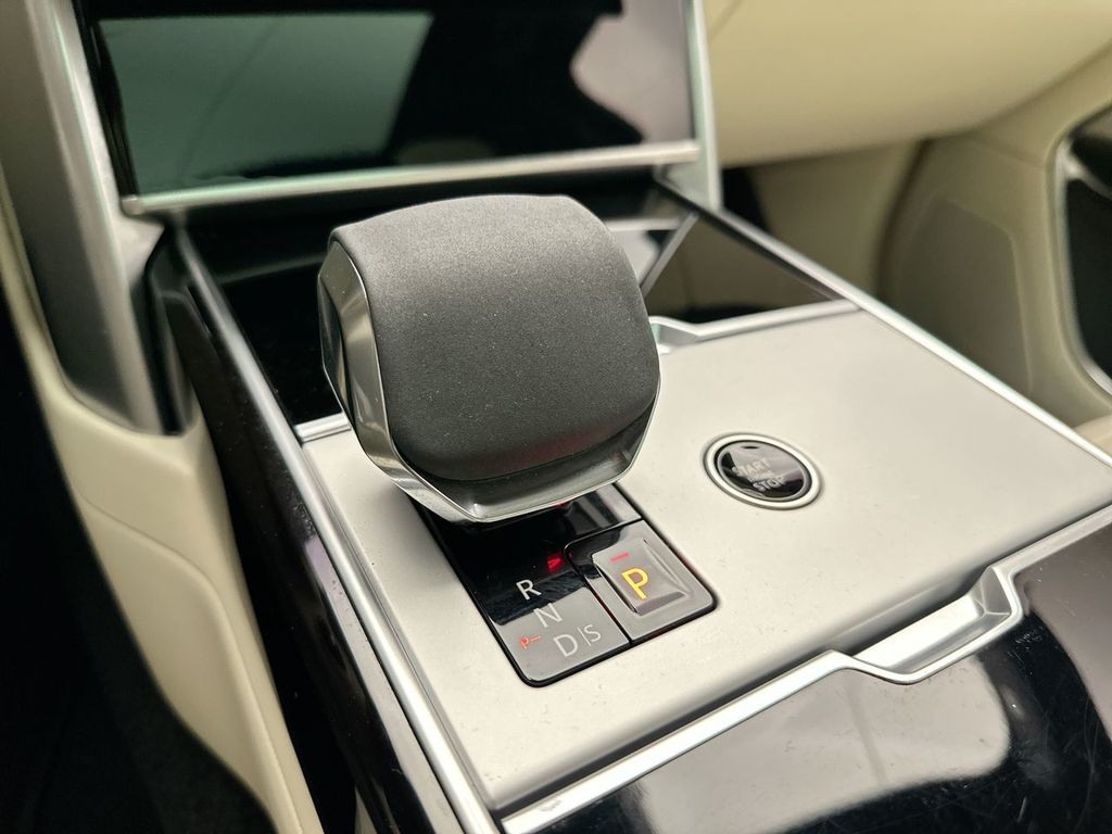 2024 Land Rover Range Rover SE photo 17
