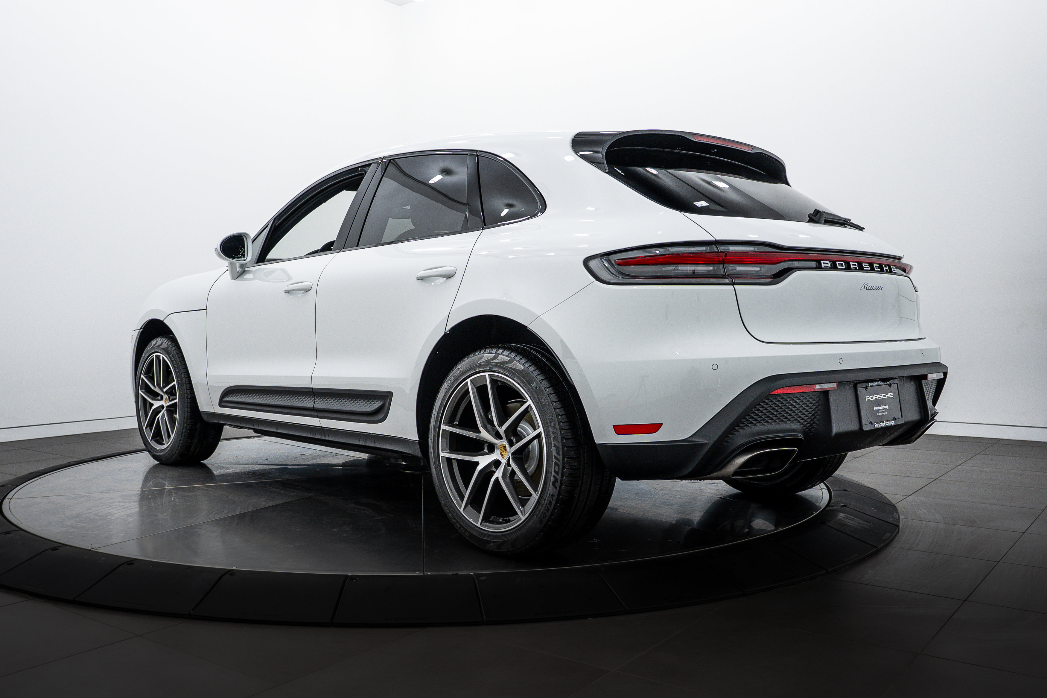 2026 Porsche Macan Base photo 3