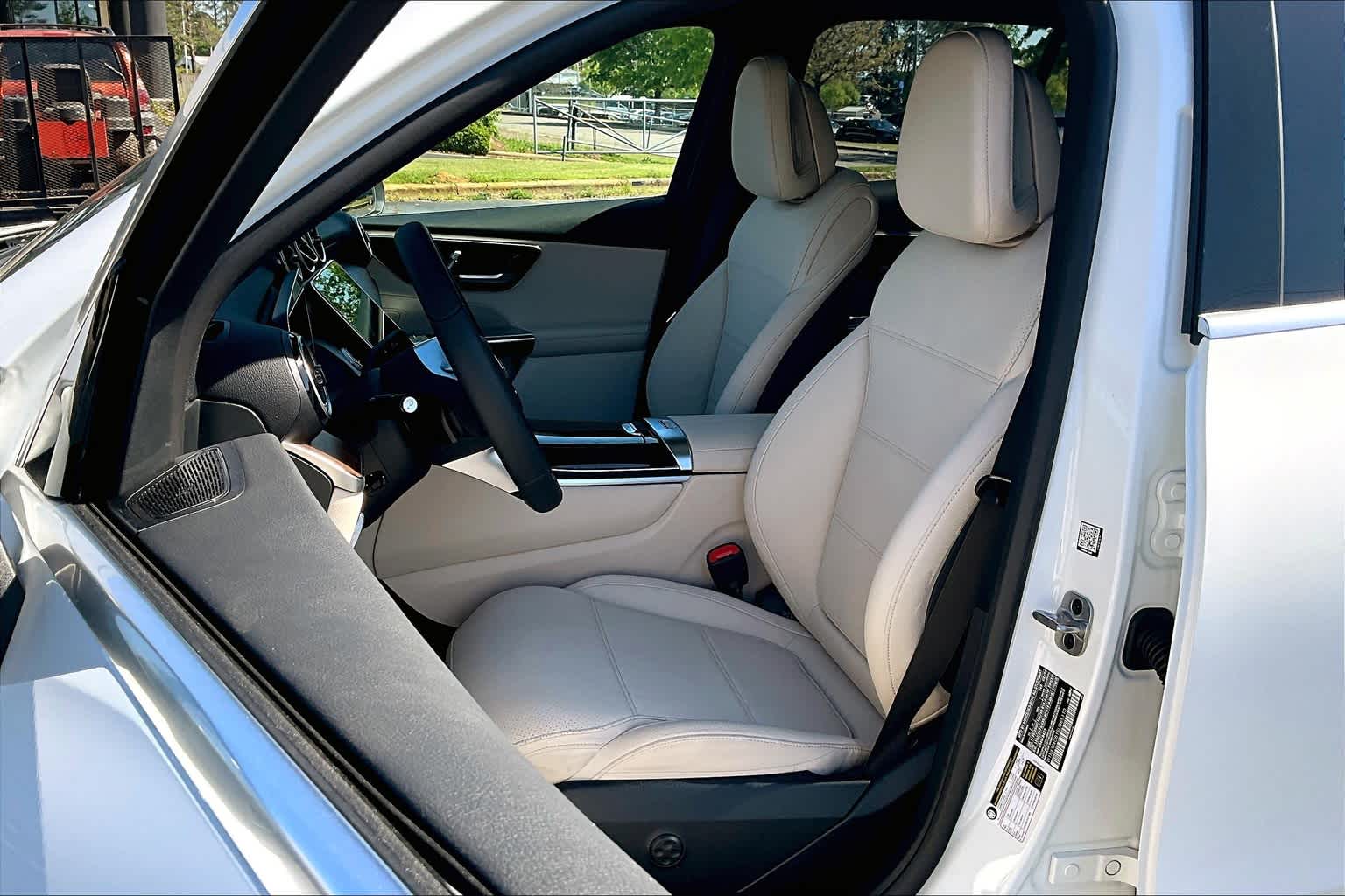 2025 Mercedes Benz GLC 300 photo 7