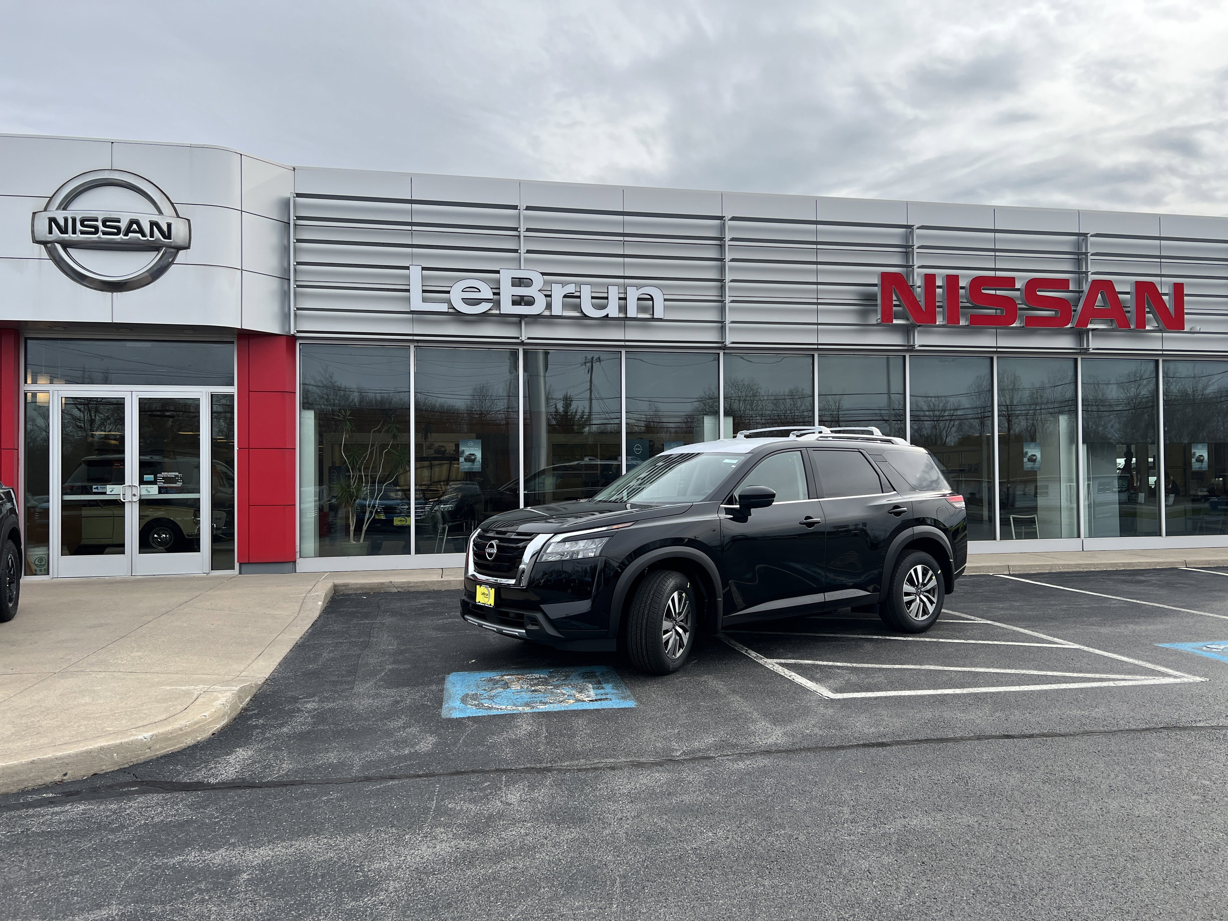 2025 Nissan Pathfinder SL's photo