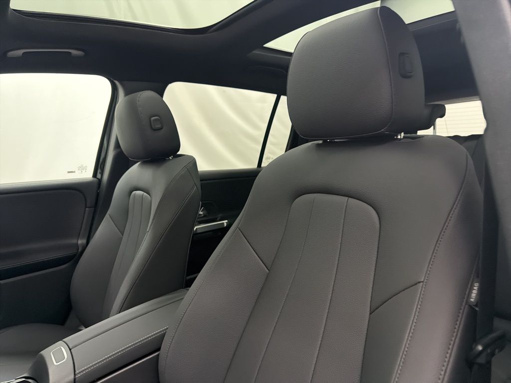 2026 Mercedes Benz GLB 250 photo 4