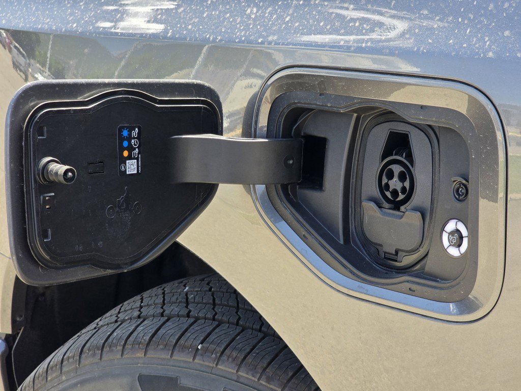 2025 Ford F-150 Lightning Lariat photo 9