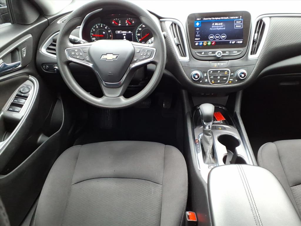 2024 Chevrolet Malibu 1LT photo 2